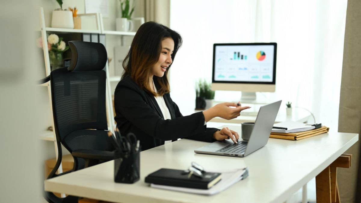 Profissional organizando a rotina com foco em gestão do tempo inteligente