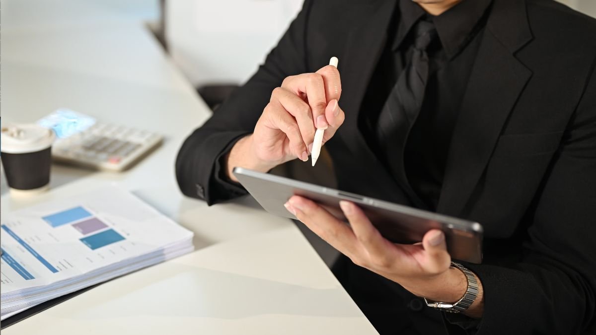 Profissional sentado em um ambiente , analisando um planejamento pessoal enquanto trabalha com leveza.