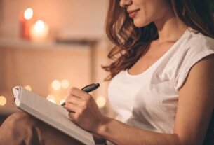 pessoa organizando prioridades seguindo o princípio “primeiro o mais importante”