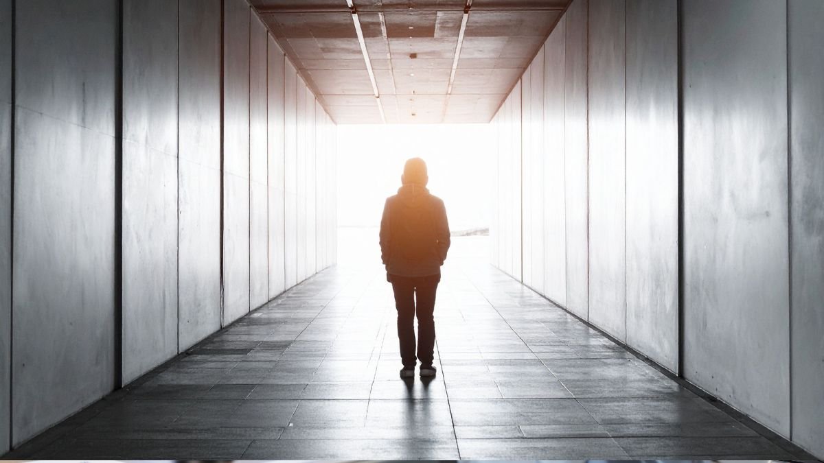 pessoa proativa caminhando rumo ao próprio crescimento.