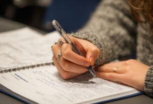 pessoa refletindo sobre os 7 hábitos das pessoas altamente eficazes