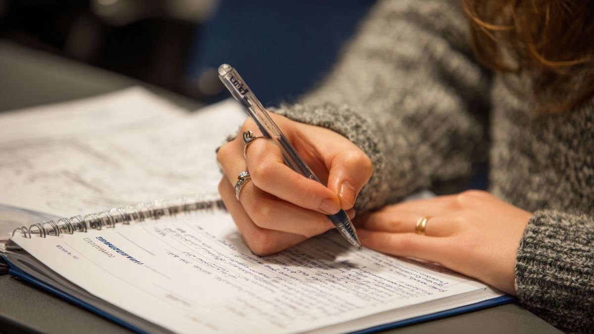 pessoa refletindo sobre os 7 hábitos das pessoas altamente eficazes