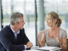 pessoas dialogando para resolver conflitos de forma positiva