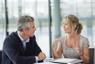 pessoas dialogando para resolver conflitos de forma positiva