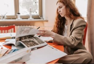 Mulher reorganizando sua vida profissional em um processo de redesenho profissional.