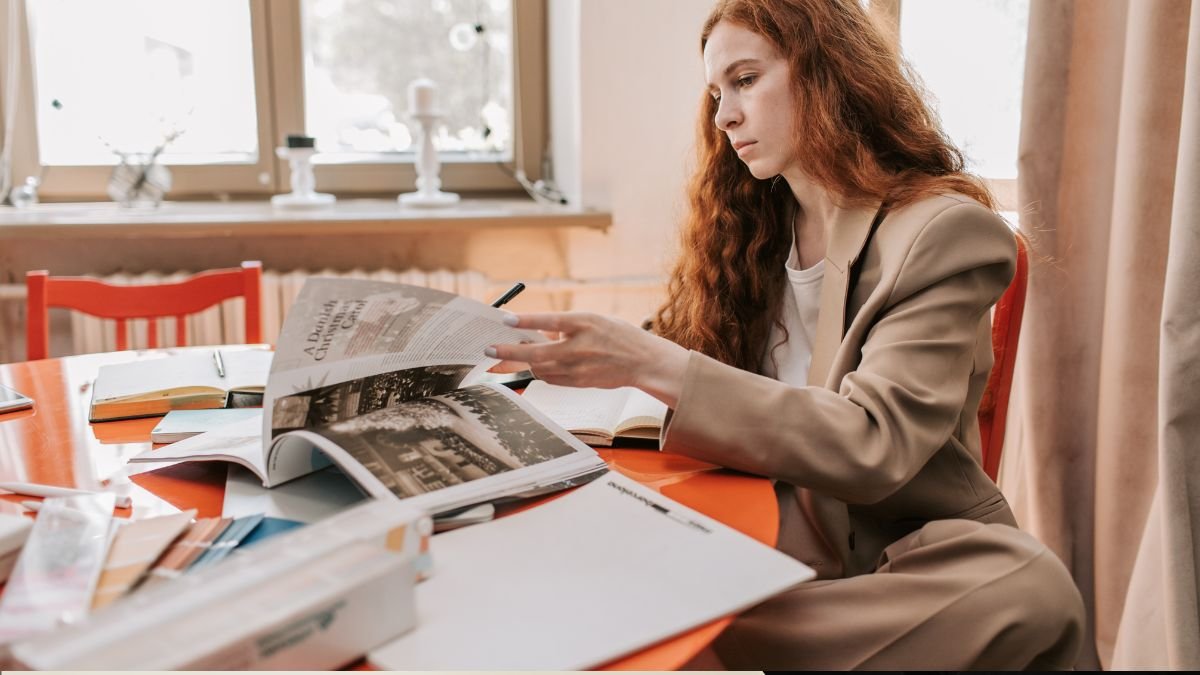 Mulher reorganizando sua vida profissional em um processo de redesenho profissional.