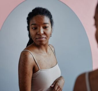 Pessoa assumindo responsabilidade pessoal para transformar sua motivação