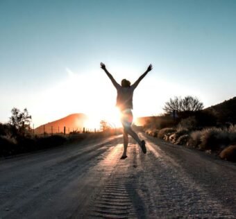 Pessoa avançando com mentalidade próspera para alcançar objetivos