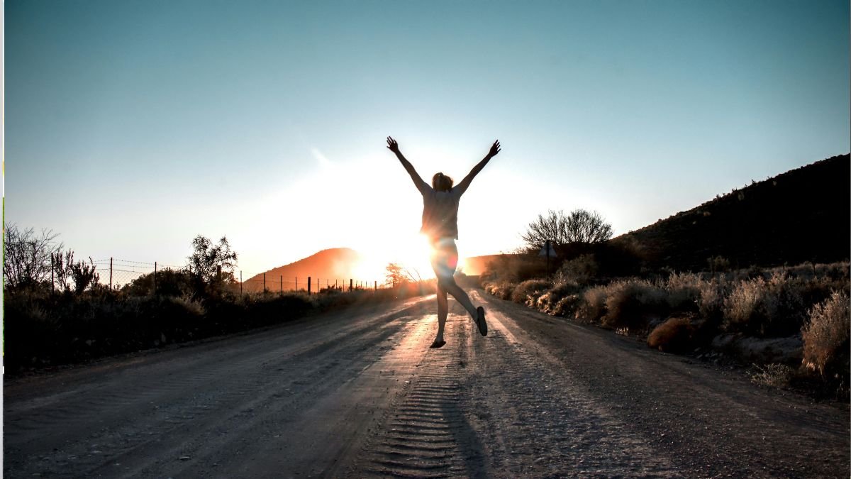 Pessoa avançando com mentalidade próspera para alcançar objetivos