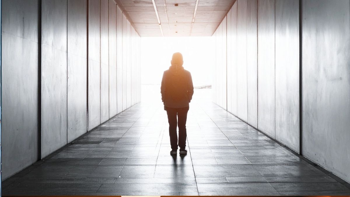 Web Stories 1 Pessoa caminhando rumo a uma porta iluminada representando novas crencas e possibilidades