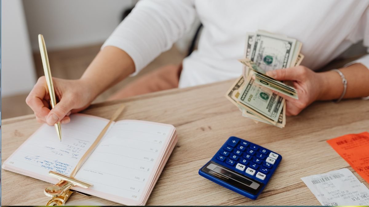 Pessoa construindo autoconfiança financeira ao organizar suas finanças