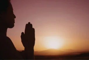 Pessoa contemplando o horizonte ao amanhecer simbolizando mentalidade de abundância