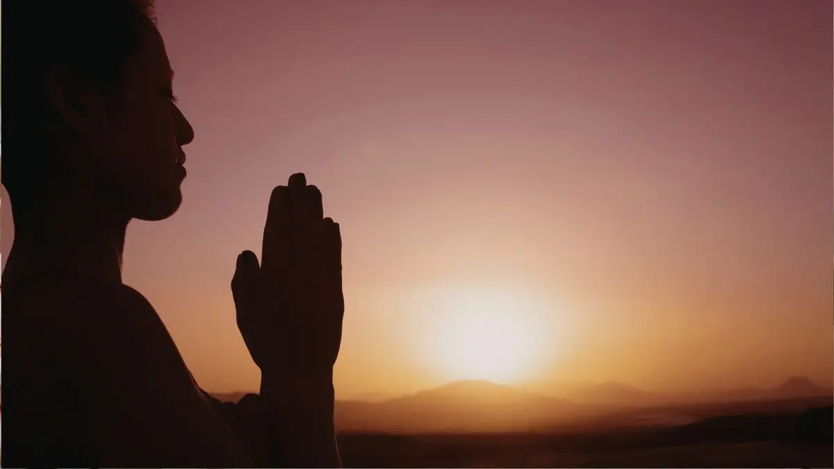 Pessoa contemplando o horizonte ao amanhecer simbolizando mentalidade de abundância