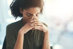 autocrítica excessiva influenciando a mentalidade emocional