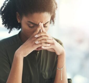 autocrítica excessiva influenciando a mentalidade emocional