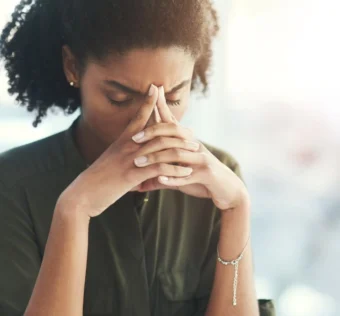 autocrítica excessiva influenciando a mentalidade emocional