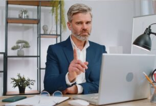 Dificuldade de dizer não no trabalho e a importância de estabelecer limites profissionais com clareza.