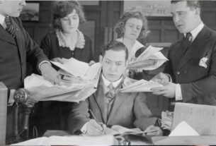 Excesso de tarefas no trabalho causando sensação de sobrecarga e perda de foco.