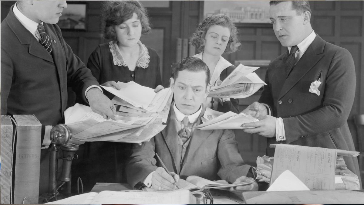 Excesso de tarefas no trabalho: por que fazer tudo está sabotando sua carreira. 1 Excesso de tarefas no trabalho causando sensação de sobrecarga e perda de foco.