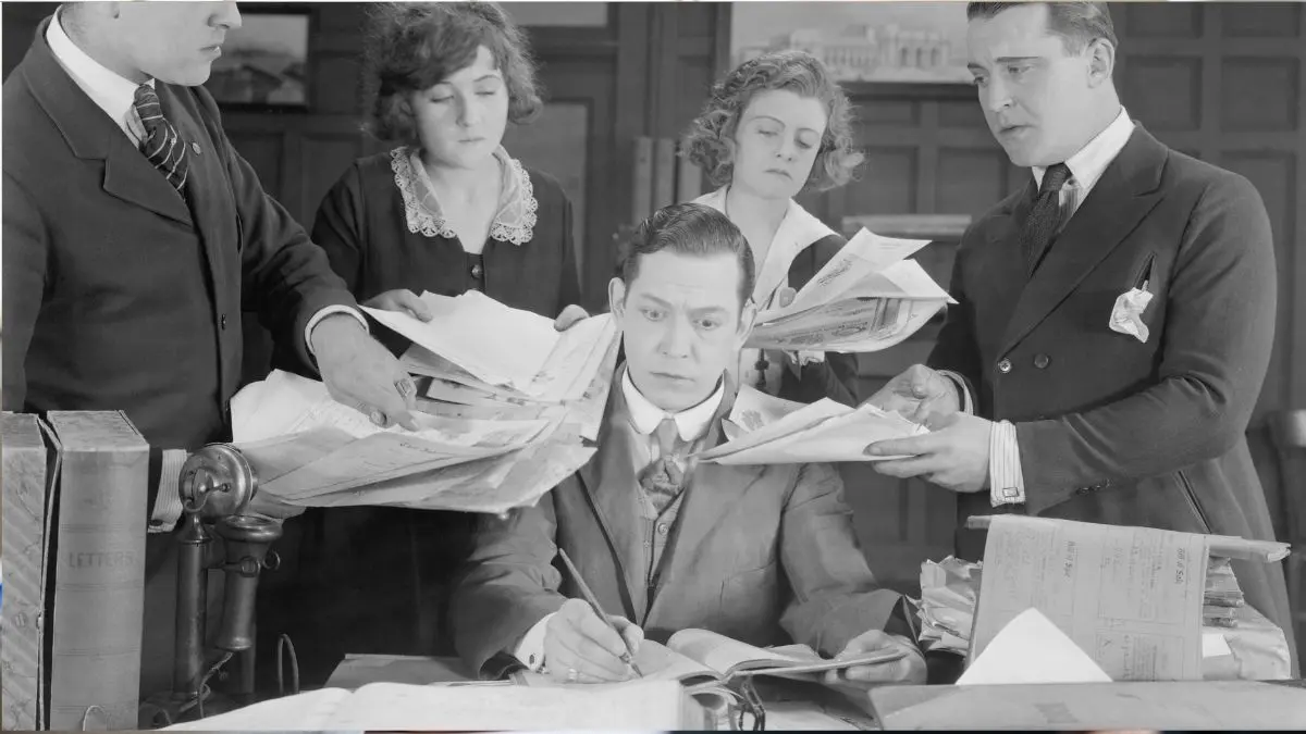 Excesso de tarefas no trabalho causando sensação de sobrecarga e perda de foco.