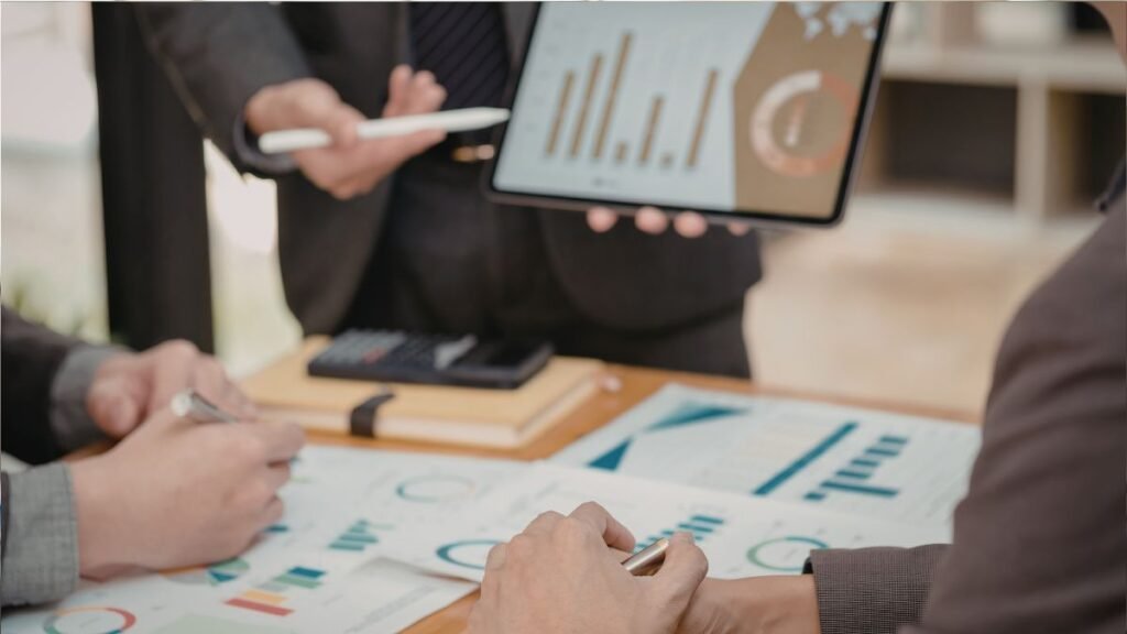 Excesso de tarefas no trabalho: por que fazer tudo está sabotando sua carreira. 3 Foco no trabalho e redução de tarefas para melhorar desempenho profissional