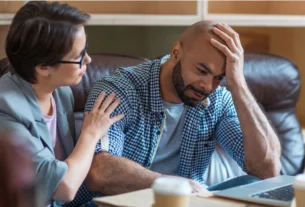 dificuldade em se expressar em reuniões durante conversa profissional em equipe