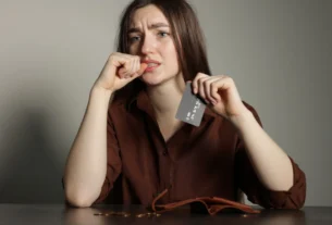 falta de controle financeiro pessoal ao tentar fechar as contas no fim do mês