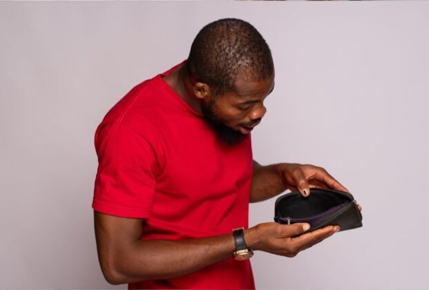 ganhar mais e continuar sem dinheiro mesmo após aumento de renda