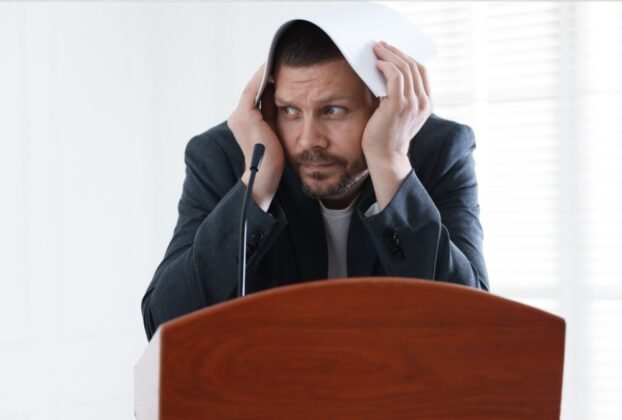 medo de falar o que pensa em situações sociais e profissionais