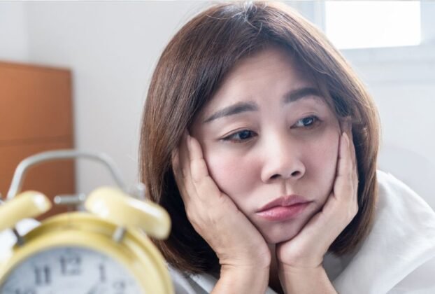 pessoa refletindo sobre cansaço mental constante e autocuidado emocional