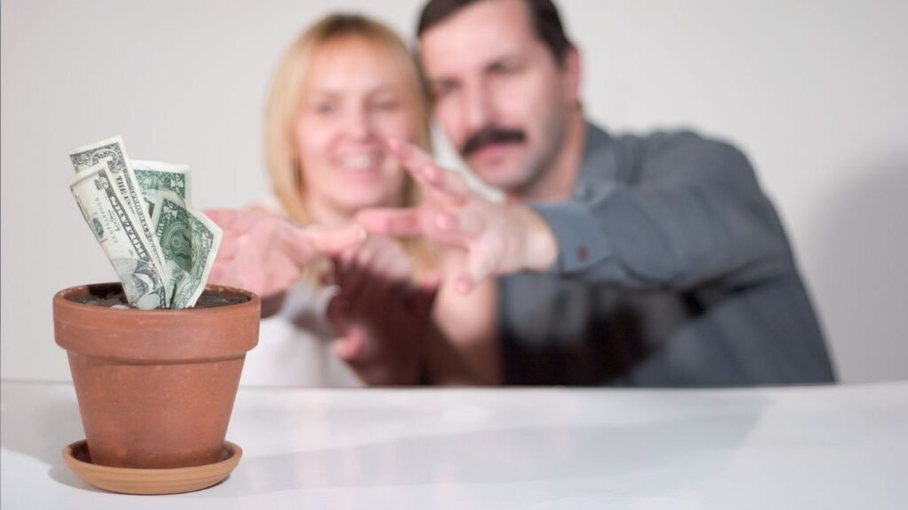 Medo de investir dinheiro: sei que preciso investir, mas travo na hora de decidir. 2 primeiros passos para investir dinheiro com mais confiança