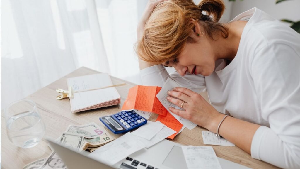 Viver endividado mesmo trabalhando: trabalho todo mês e continuo no vermelho. 2 saldo bancário negativo recorrente mesmo com renda mensal ativa