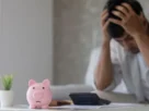 viver endividado mesmo trabalhando e lidando com contas acumuladas no fim do mês