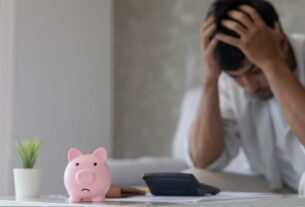 viver endividado mesmo trabalhando e lidando com contas acumuladas no fim do mês